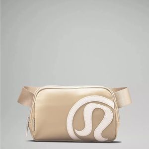 Lululemon Everywhere Belt Bag Trench/ White Opal